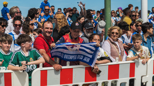 Miles de personas recibieron al Deportivo en Riazor