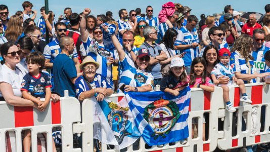 Miles de personas recibieron al Deportivo en Riazor