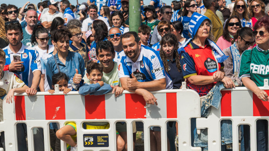 Miles de personas recibieron al Deportivo en Riazor