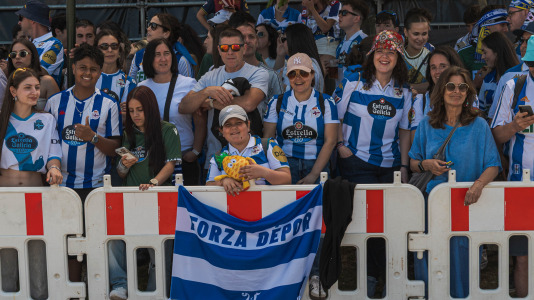 Miles de personas recibieron al Deportivo en Riazor