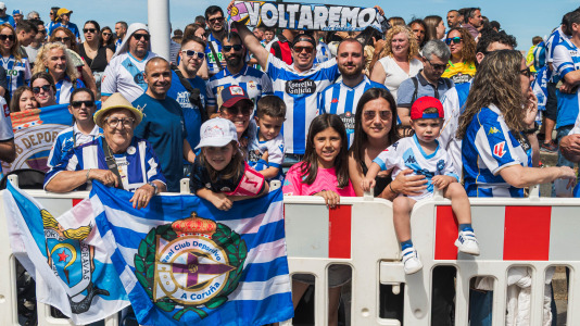 Miles de personas recibieron al Deportivo en Riazor