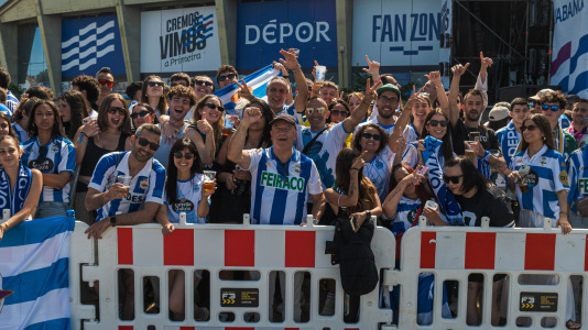 Miles de personas recibieron al Deportivo en Riazor