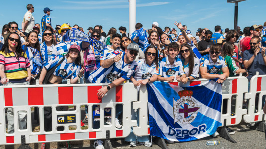 Miles de personas recibieron al Deportivo en Riazor