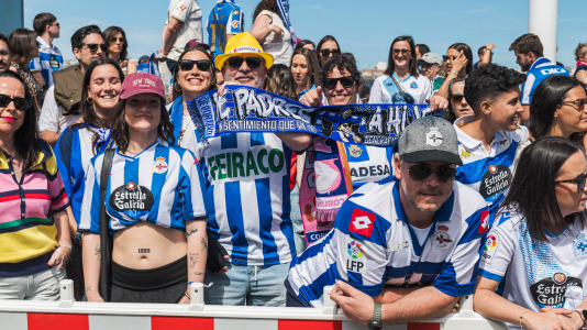 Miles de personas recibieron al Deportivo en Riazor