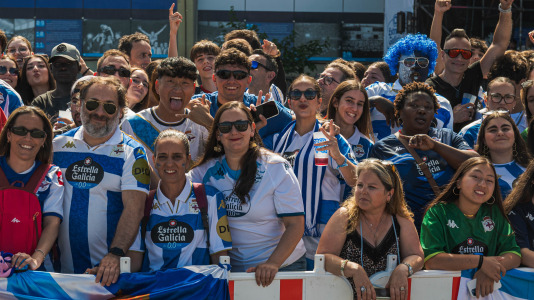 Miles de personas recibieron al Deportivo en Riazor