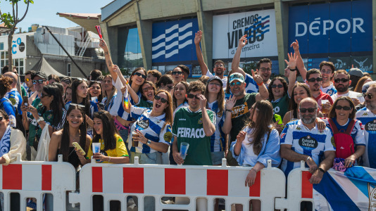 Miles de personas recibieron al Deportivo en Riazor