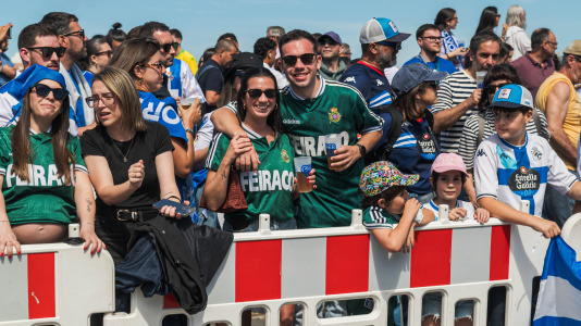 Miles de personas recibieron al Deportivo en Riazor
