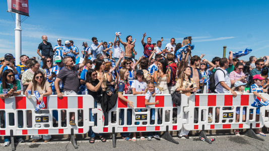 Miles de personas recibieron al Deportivo en Riazor