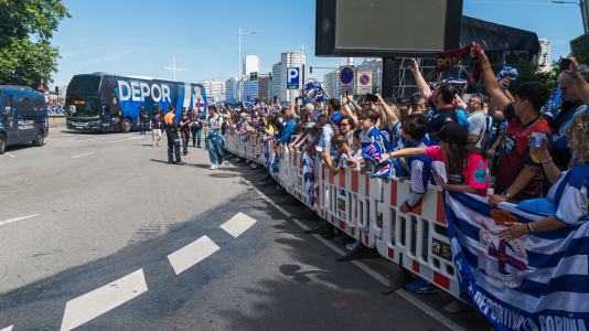 Miles de personas recibieron al Deportivo en Riazor