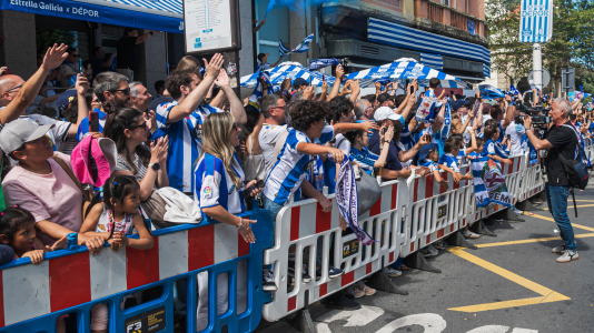 Miles de personas recibieron al Deportivo en Riazor