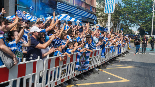 Miles de personas recibieron al Deportivo en Riazor