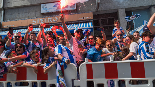 Miles de personas recibieron al Deportivo en Riazor