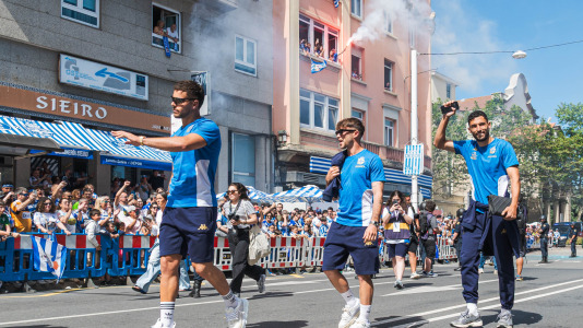 Miles de personas recibieron al Deportivo en Riazor