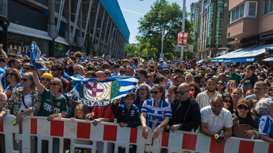 Miles de personas recibieron al Deportivo en Riazor