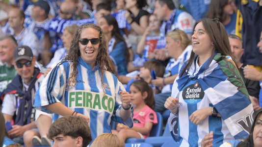 Miles de deportivistas dejaron su asiento y saltaron al césped tras el pitido final