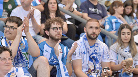 Miles de deportivistas dejaron su asiento y saltaron al césped tras el pitido final