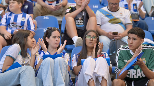 Miles de deportivistas dejaron su asiento y saltaron al césped tras el pitido final