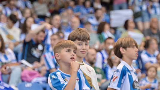 Miles de deportivistas dejaron su asiento y saltaron al césped tras el pitido final
