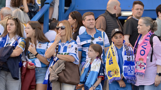 Miles de deportivistas dejaron su asiento y saltaron al césped tras el pitido final