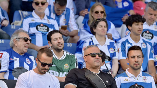 Miles de deportivistas dejaron su asiento y saltaron al césped tras el pitido final