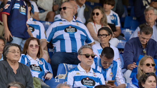 Miles de deportivistas dejaron su asiento y saltaron al césped tras el pitido final