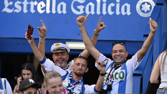 Miles de deportivistas dejaron su asiento y saltaron al césped tras el pitido final