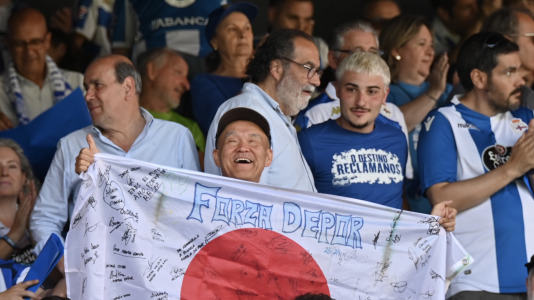 Miles de deportivistas dejaron su asiento y saltaron al césped tras el pitido final
