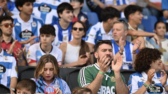 Miles de deportivistas dejaron su asiento y saltaron al césped tras el pitido final
