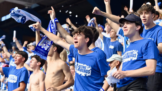 Miles de deportivistas dejaron su asiento y saltaron al césped tras el pitido final