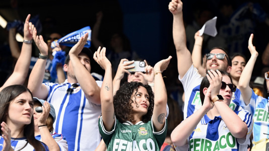 Miles de deportivistas dejaron su asiento y saltaron al césped tras el pitido final