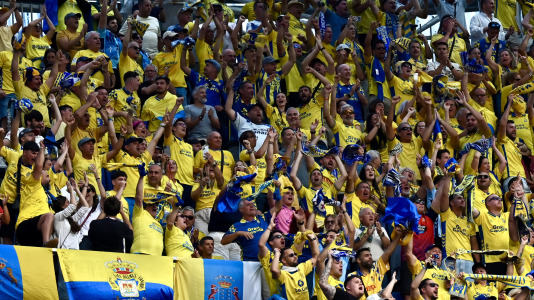 Miles de deportivistas dejaron su asiento y saltaron al césped tras el pitido final