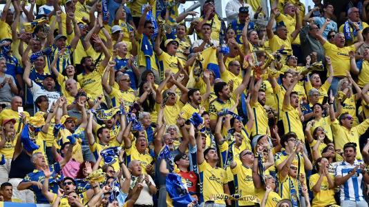 Miles de deportivistas dejaron su asiento y saltaron al césped tras el pitido final
