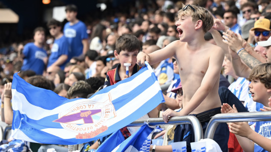Miles de deportivistas dejaron su asiento y saltaron al césped tras el pitido final