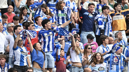 Miles de deportivistas dejaron su asiento y saltaron al césped tras el pitido final