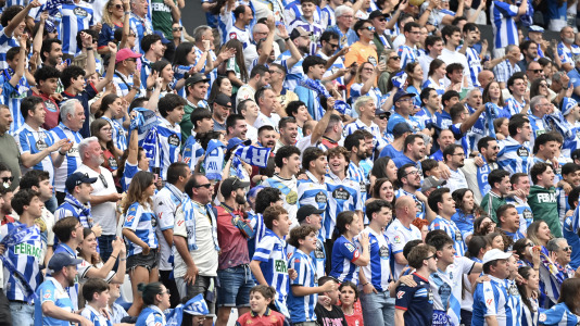 Miles de deportivistas dejaron su asiento y saltaron al césped tras el pitido final