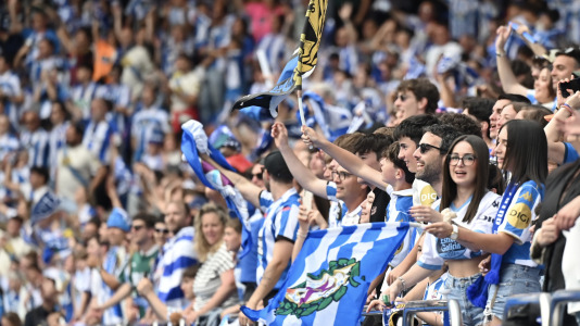 Miles de deportivistas dejaron su asiento y saltaron al césped tras el pitido final