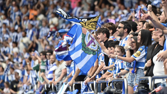 Miles de deportivistas dejaron su asiento y saltaron al césped tras el pitido final