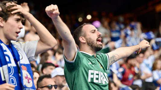 Miles de deportivistas dejaron su asiento y saltaron al césped tras el pitido final