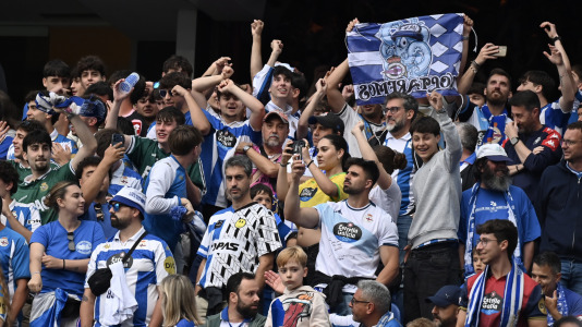 Miles de deportivistas dejaron su asiento y saltaron al césped tras el pitido final