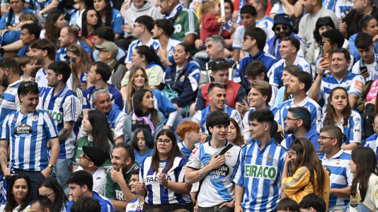 Miles de deportivistas dejaron su asiento y saltaron al césped tras el pitido final