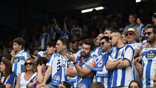 Miles de deportivistas dejaron su asiento y saltaron al césped tras el pitido final