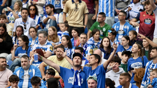 Miles de deportivistas dejaron su asiento y saltaron al césped tras el pitido final