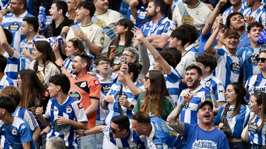 Miles de deportivistas dejaron su asiento y saltaron al césped tras el pitido final