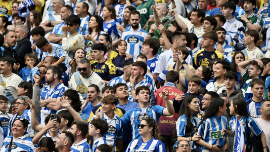 Miles de deportivistas dejaron su asiento y saltaron al césped tras el pitido final
