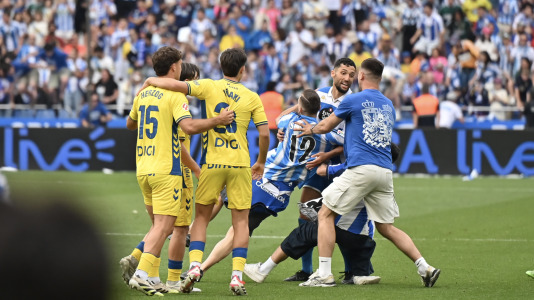 Miles de deportivistas dejaron su asiento y saltaron al césped tras el pitido final