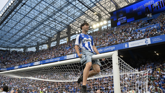 Miles de deportivistas dejaron su asiento y saltaron al césped tras el pitido final