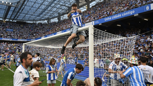 Miles de deportivistas dejaron su asiento y saltaron al césped tras el pitido final