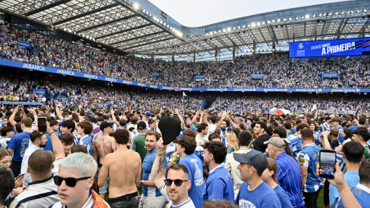 Miles de deportivistas dejaron su asiento y saltaron al césped tras el pitido final