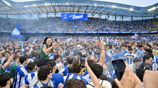 Miles de deportivistas dejaron su asiento y saltaron al césped tras el pitido final