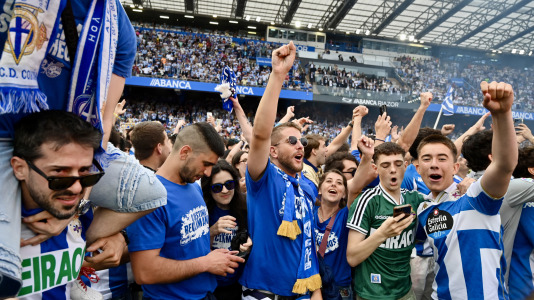 Miles de deportivistas dejaron su asiento y saltaron al césped tras el pitido final